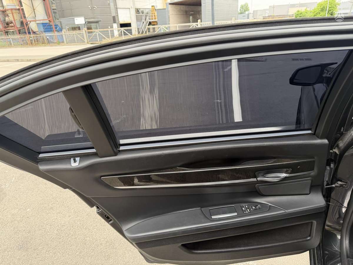 BMW 750, 4.4 l., Лимузин