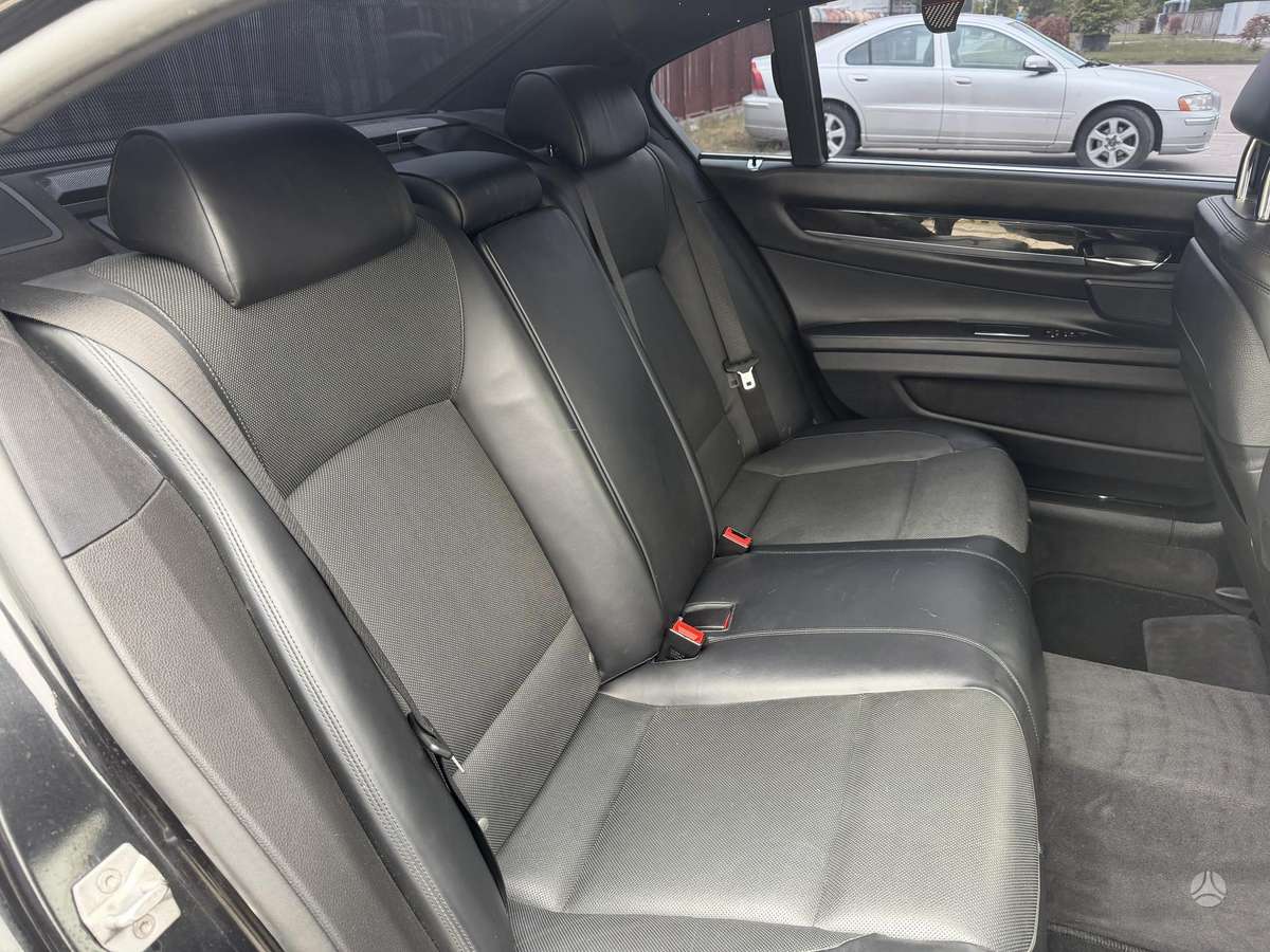 BMW 750, 4.4 l., Лимузин
