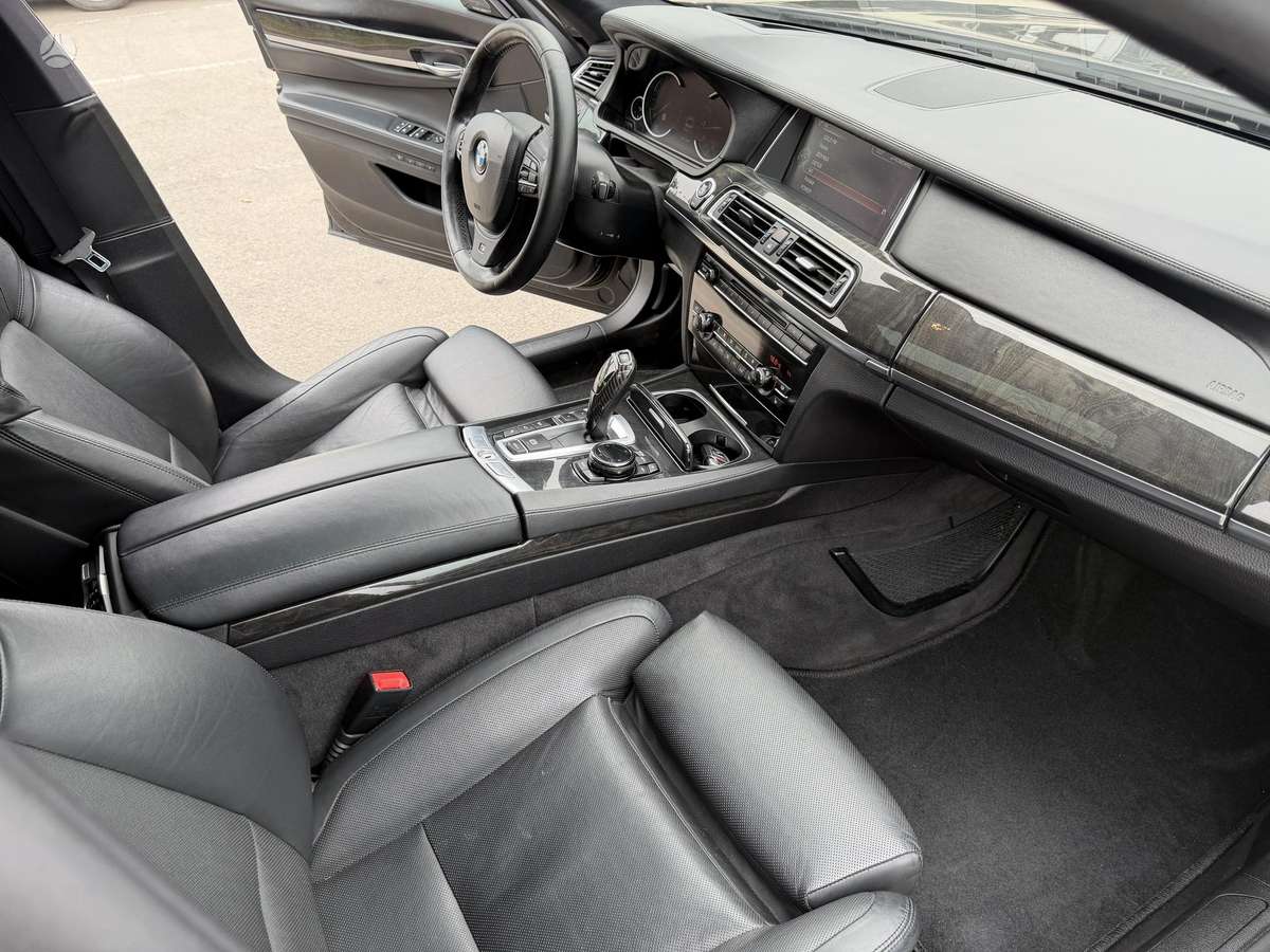 BMW 750, 4.4 l., Лимузин