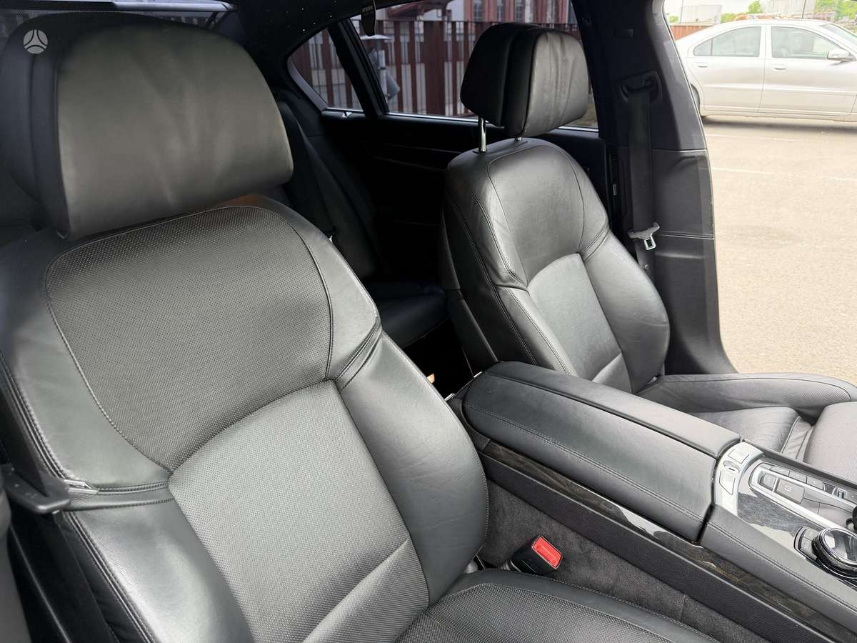BMW 750, 4.4 l., Лимузин