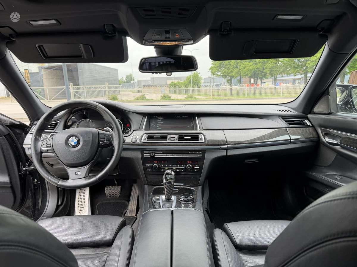 BMW 750, 4.4 l., Лимузин