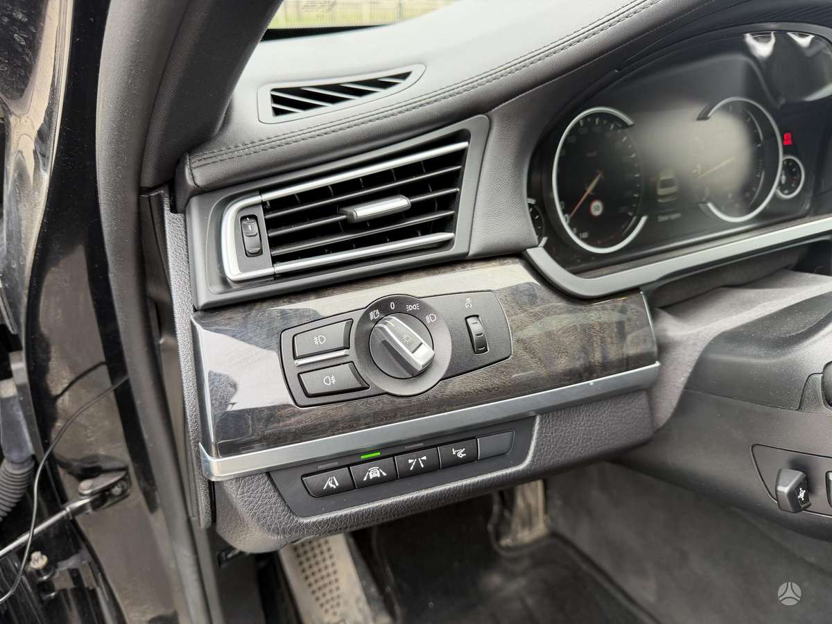 BMW 750, 4.4 l., Лимузин