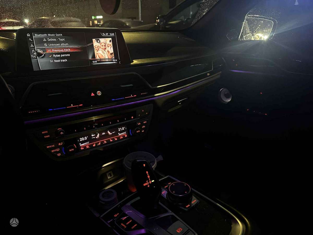 BMW 750, 4.4 l., Седан