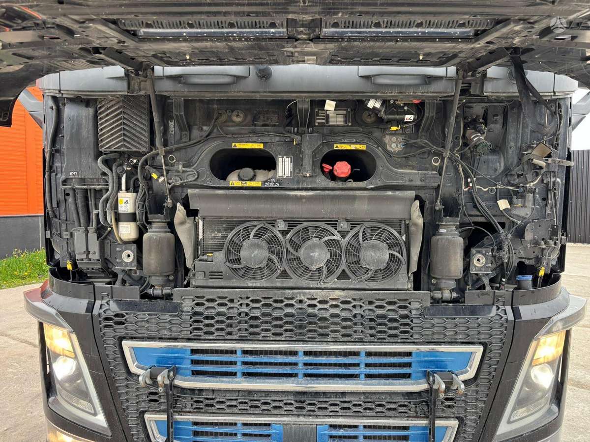 Volvo FH 16 650 6x2, single sleeper