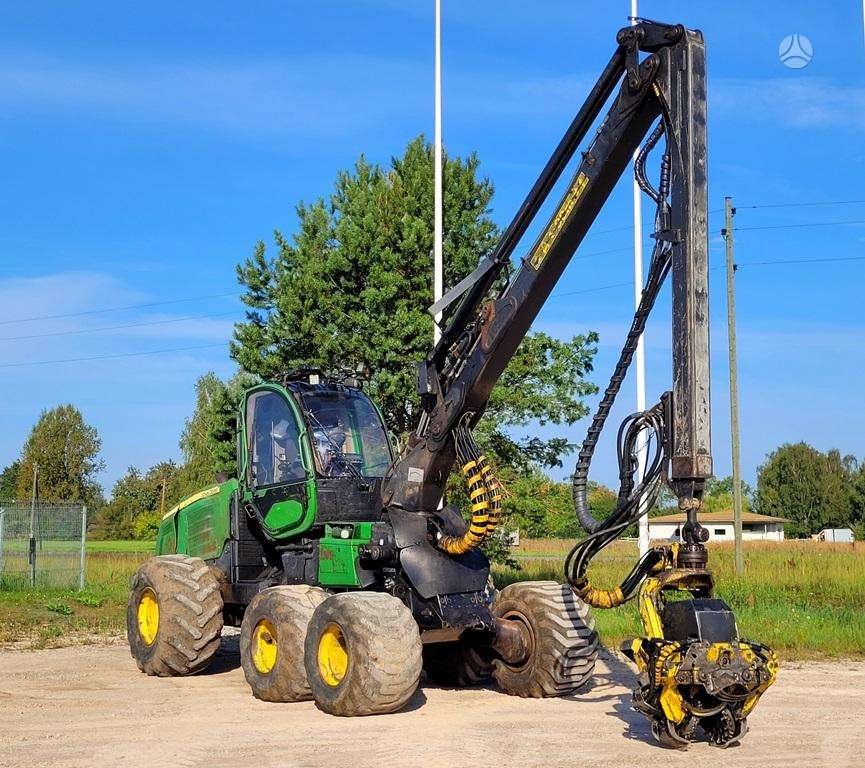 John Deere 1070E, harvesters