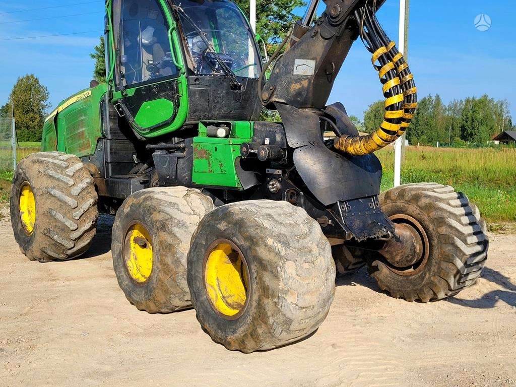 John Deere 1070E, harvesters