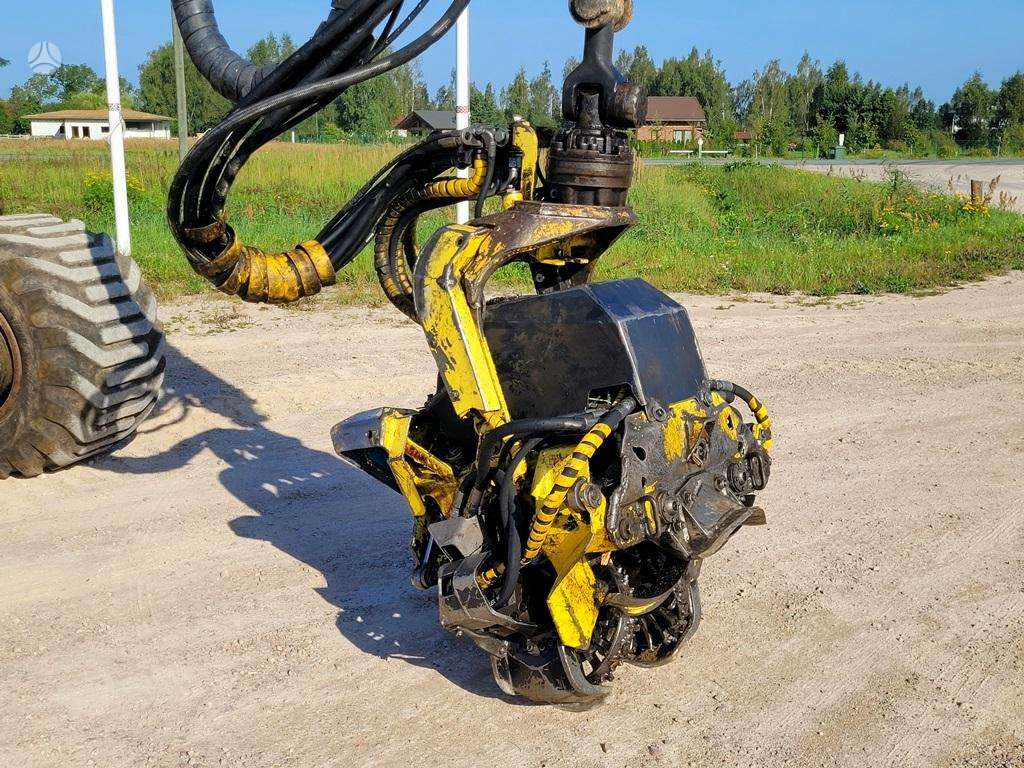 John Deere 1070E, harvesters