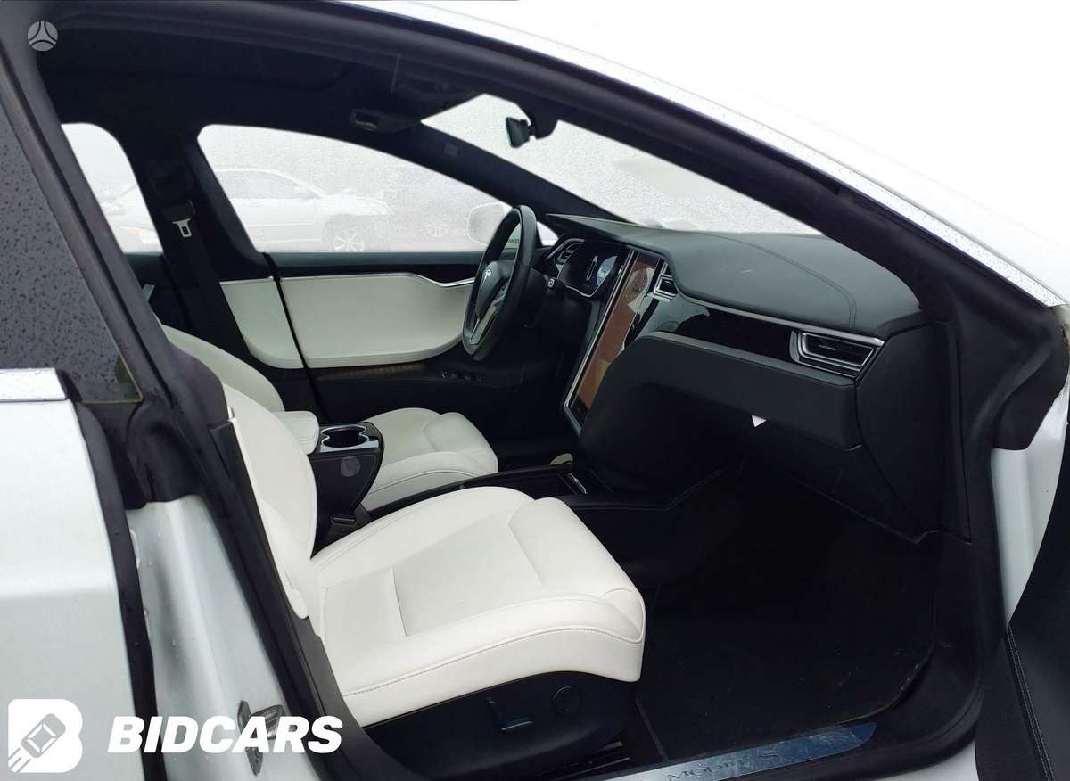 Tesla Model S rezerves daļās
