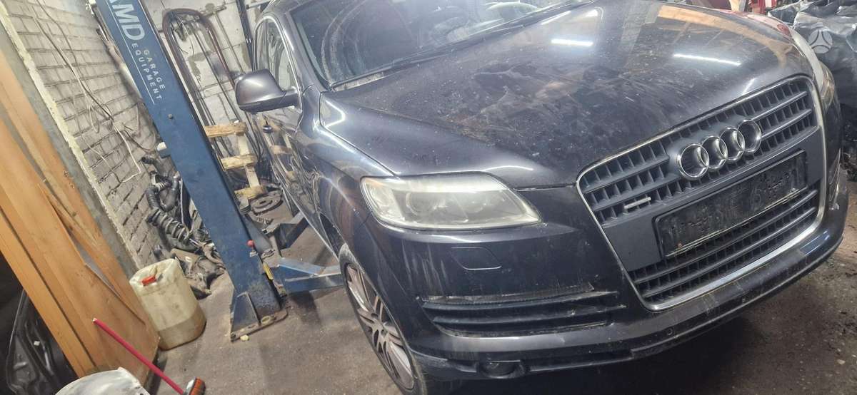 Audi Q7 dalimis. Dalimis