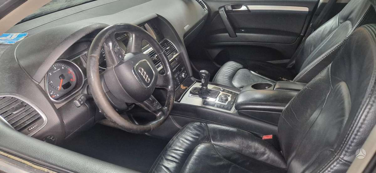 Audi Q7 dalimis. Dalimis