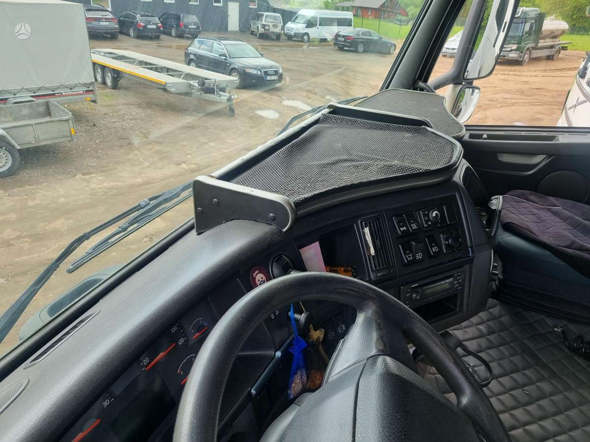 Volvo FH, double sleeper