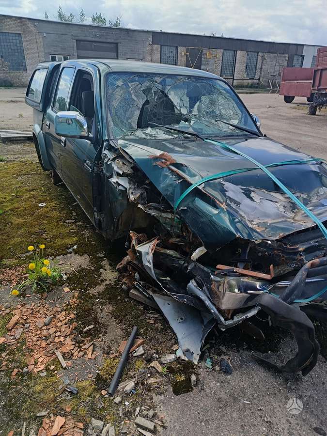 Toyota Hilux по частям