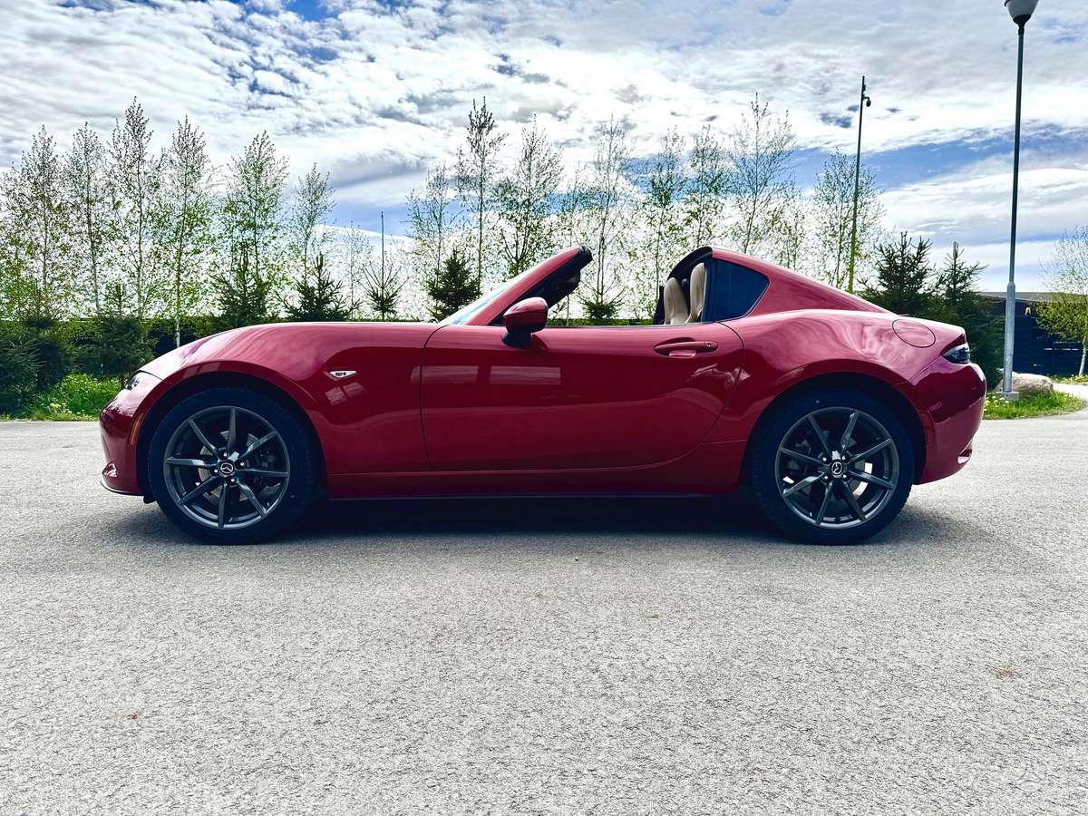 Mazda MX-5, 2.0 l., convertible