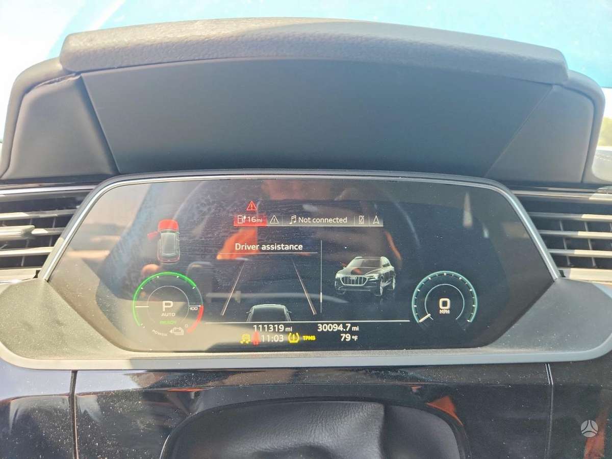 Audi e-tron, off-road / crossover