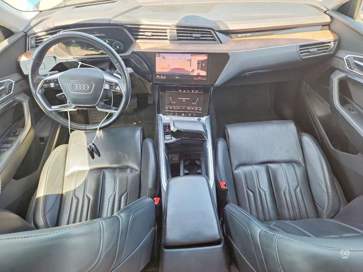 Audi e-tron, off-road / crossover