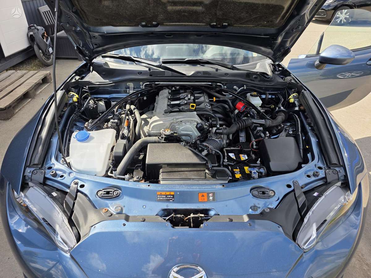 Mazda MX-5, 2.0 l., convertible