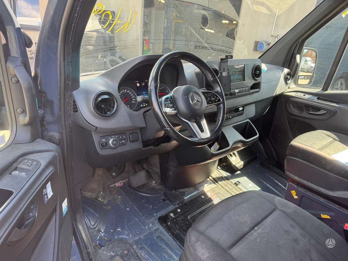 Mercedes-Benz Sprinter W910, preču