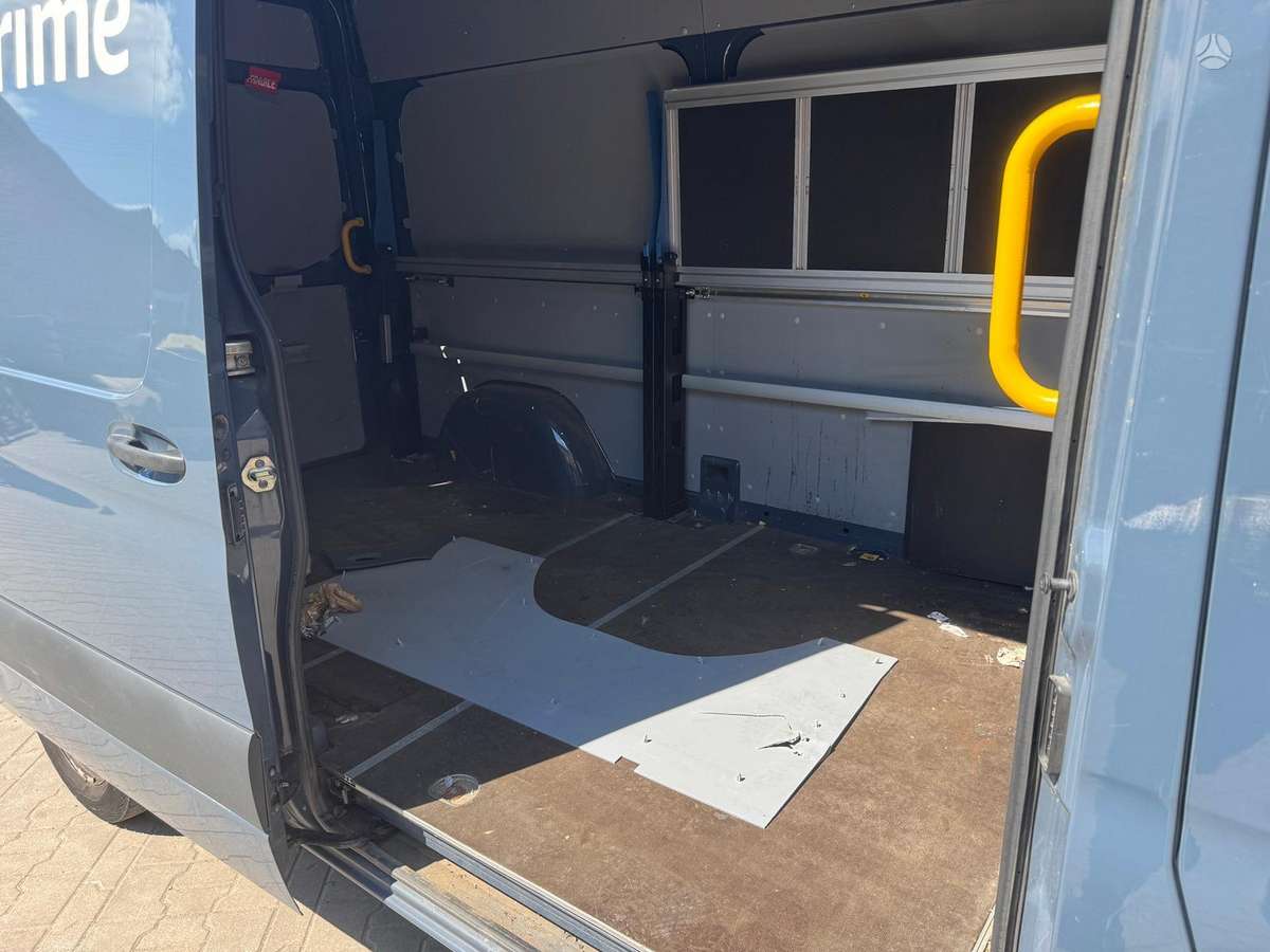 Mercedes-Benz Sprinter W910, preču