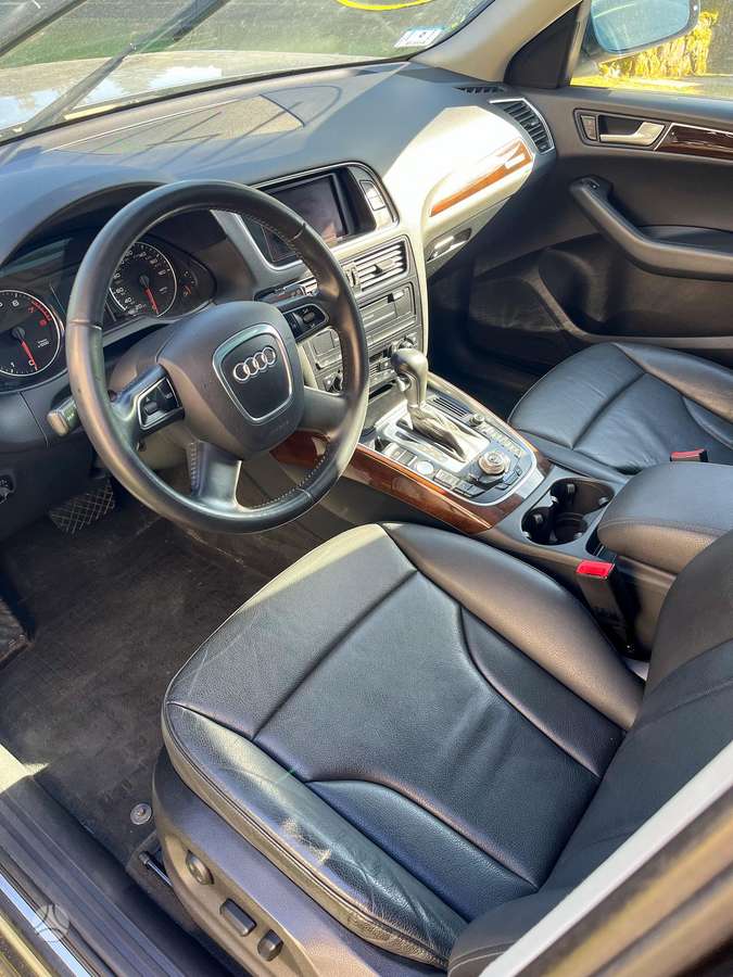 Audi Q5, 3.2 l., off-road / crossover