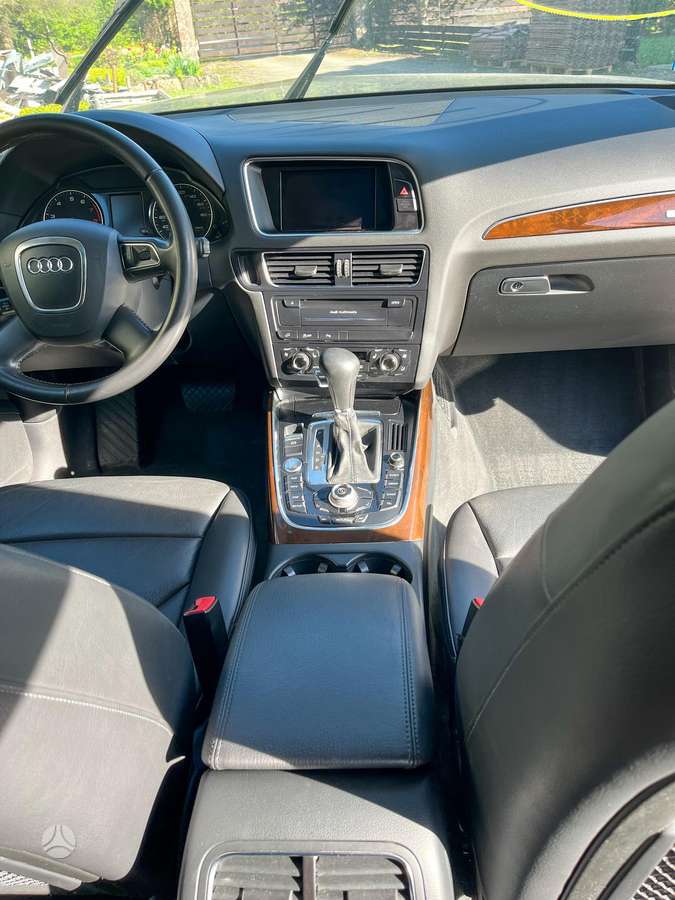 Audi Q5, 3.2 l., off-road / crossover