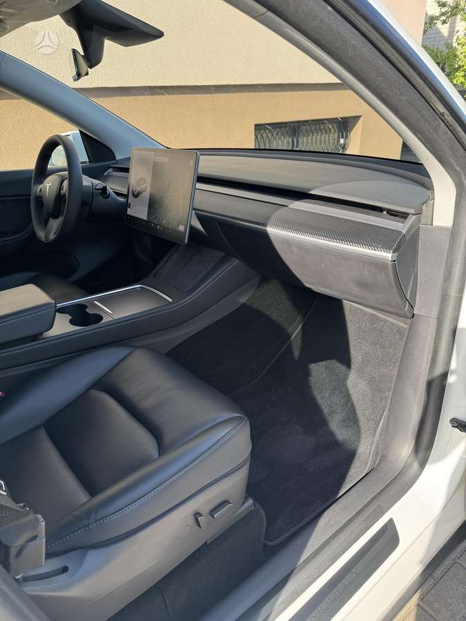 Tesla Model Y - 8