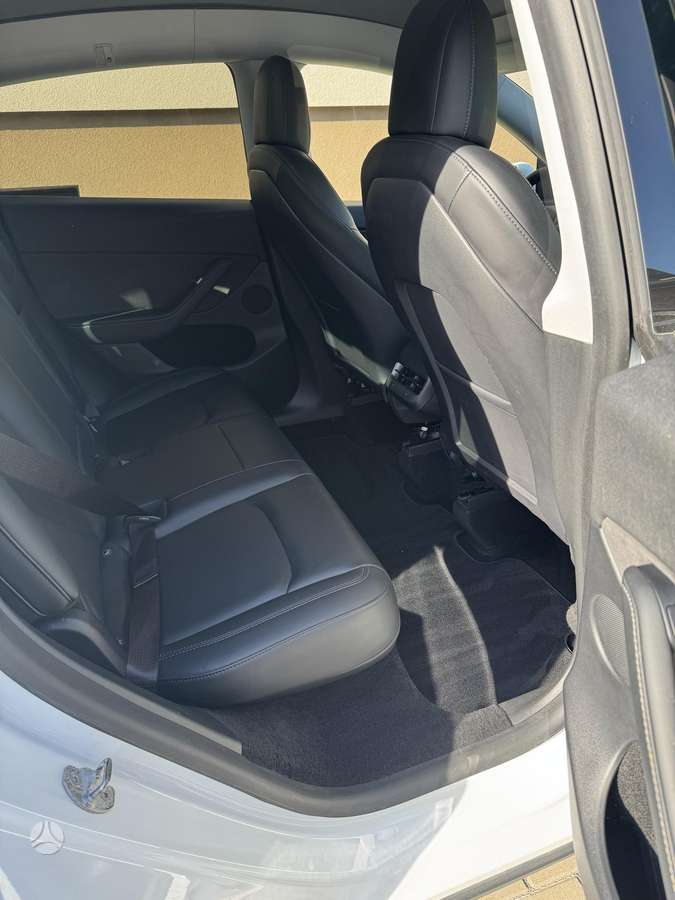 Tesla Model Y - 9