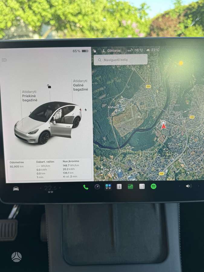 Tesla Model Y - 12