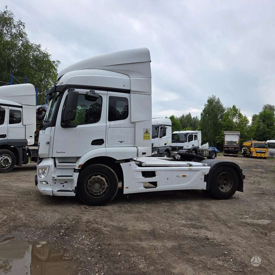 Mercedes-Benz 18.43, single sleeper