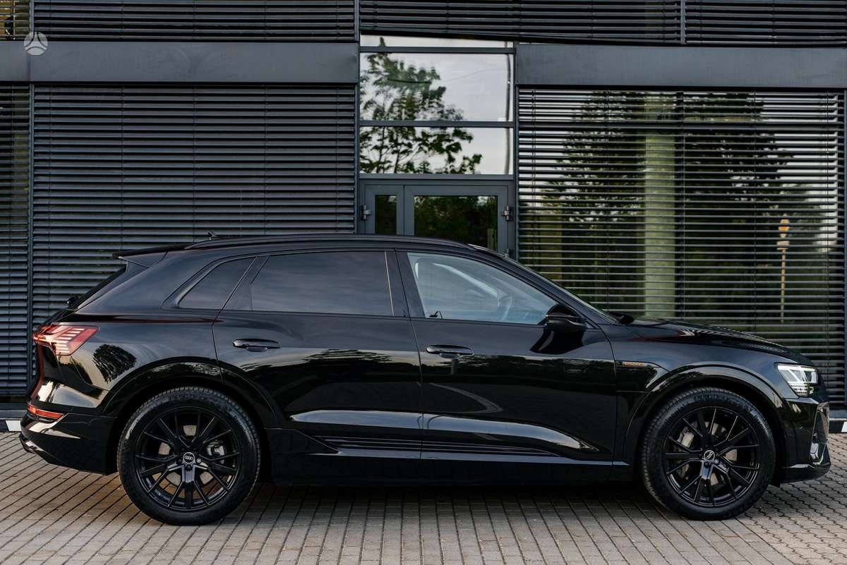 Audi e-tron, 95 kWh, off-road / crossover