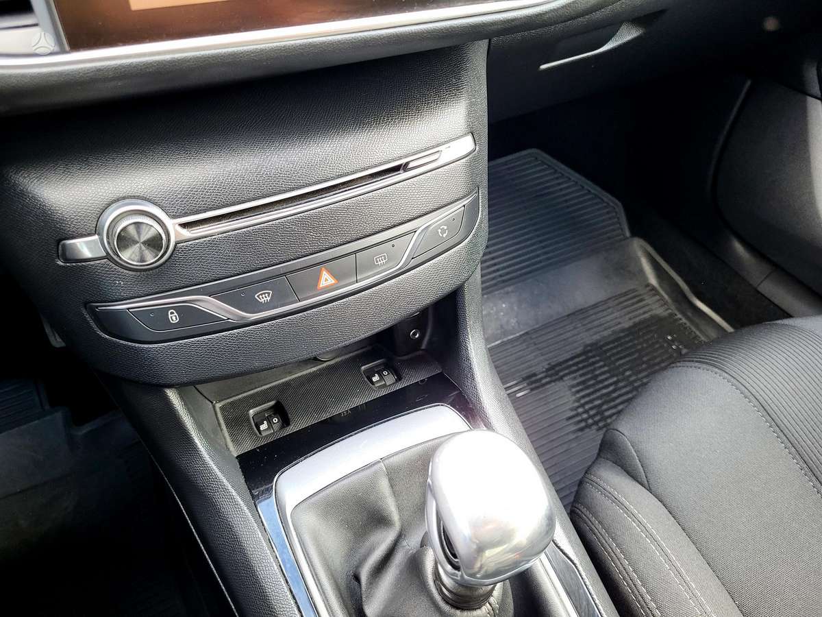 Peugeot 308, 1.2 l., hatchback