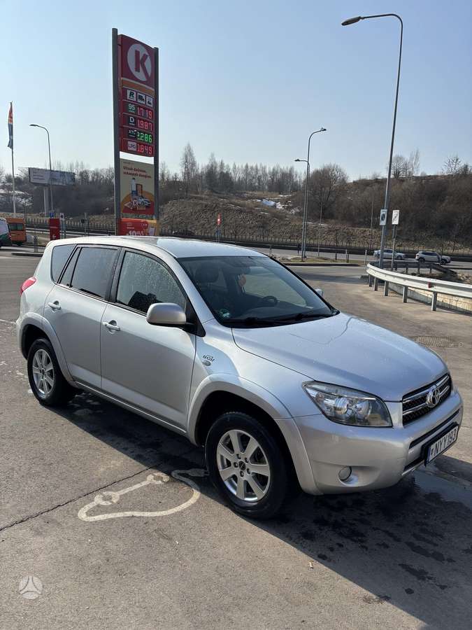 Toyota RAV4 - 1