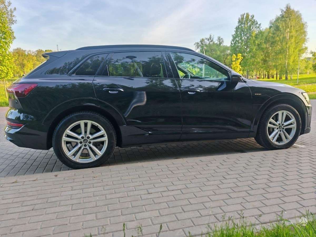 Audi e-tron, 71 kWh, off-road / crossover
