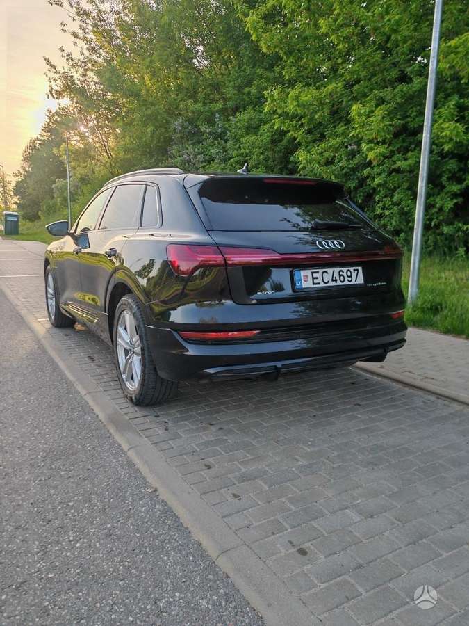 Audi e-tron, 71 kWh, off-road / crossover