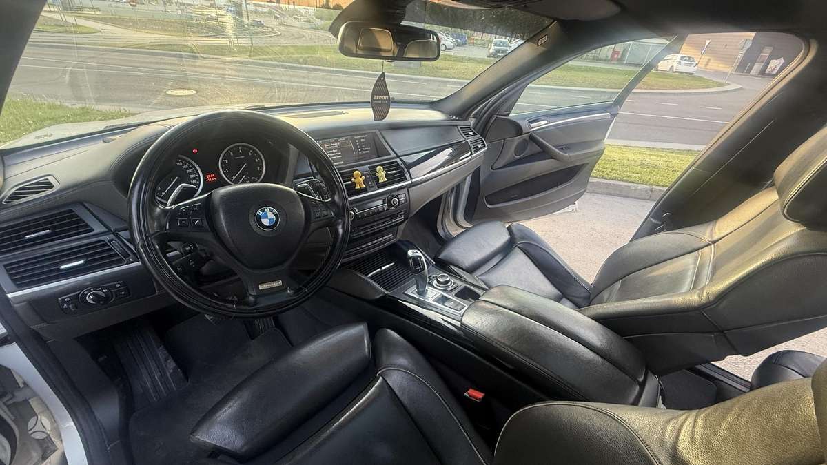 BMW X6, 4.4 l., off-road / crossover