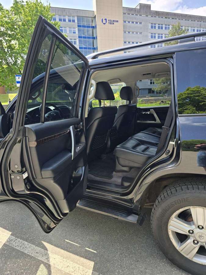 Toyota Land Cruiser - 7