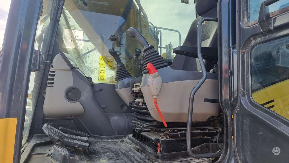 Komatsu PC 240 LC-11, excavator
