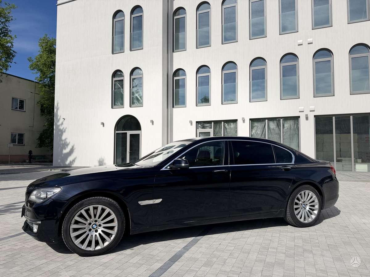 BMW 750, 3.0 l., Седан