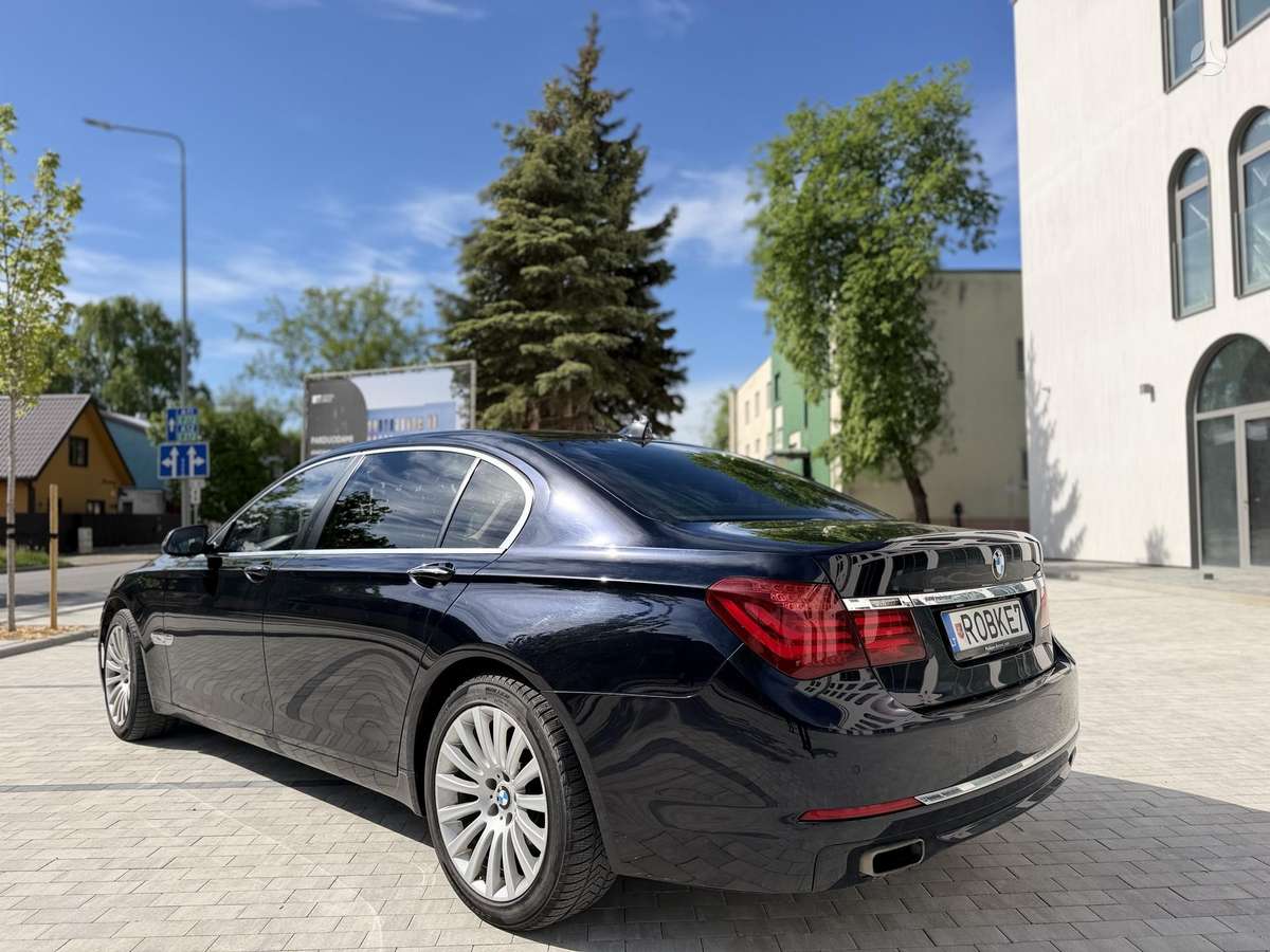 BMW 750, 3.0 l., Седан