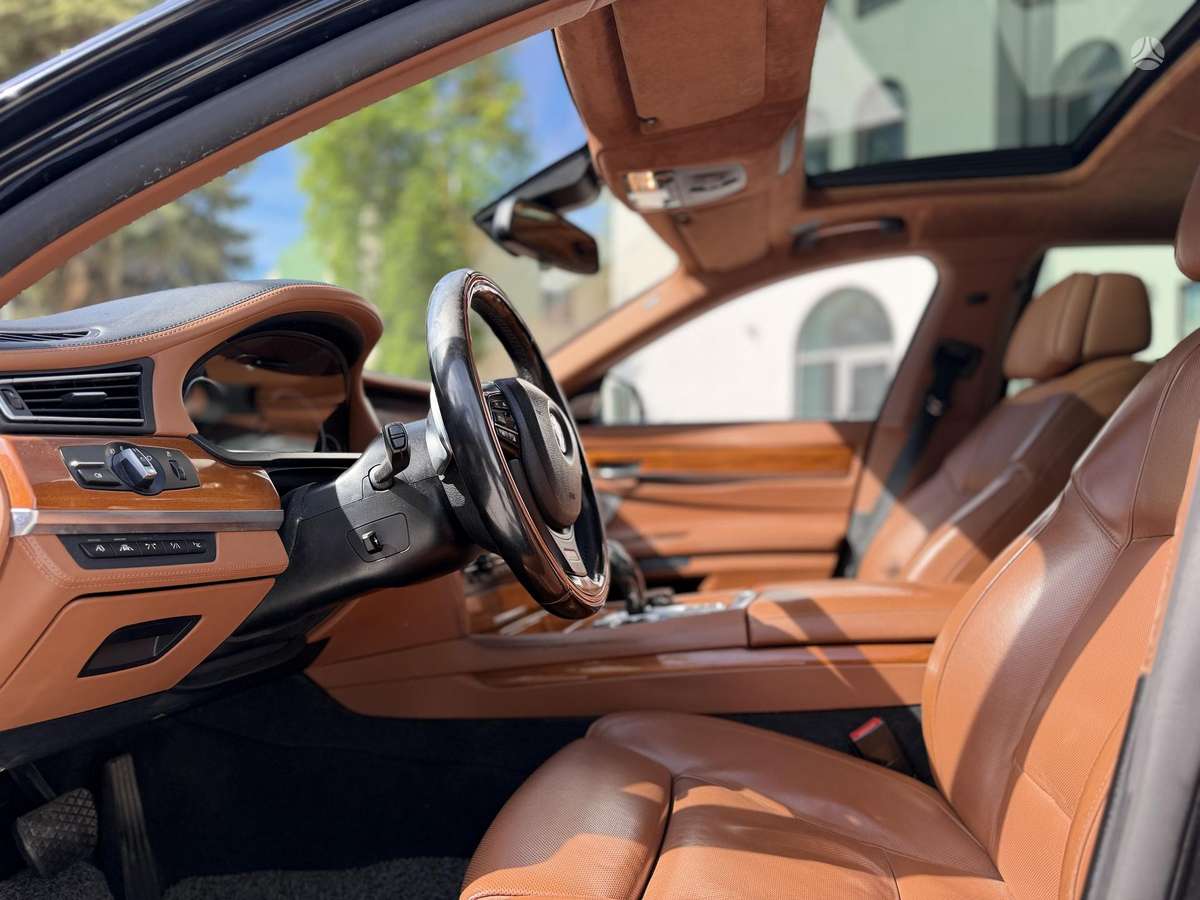 BMW 750, 3.0 l., Седан