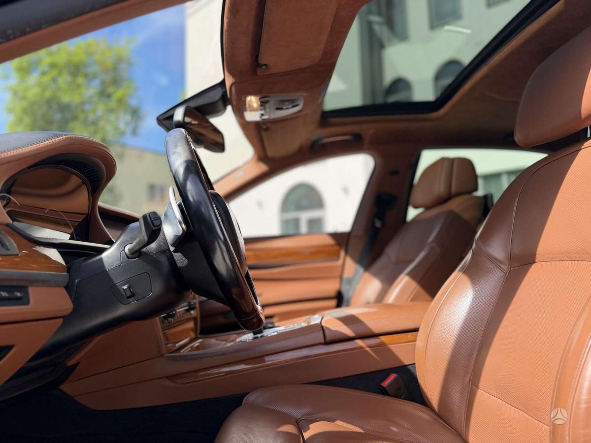 BMW 750, 3.0 l., Седан