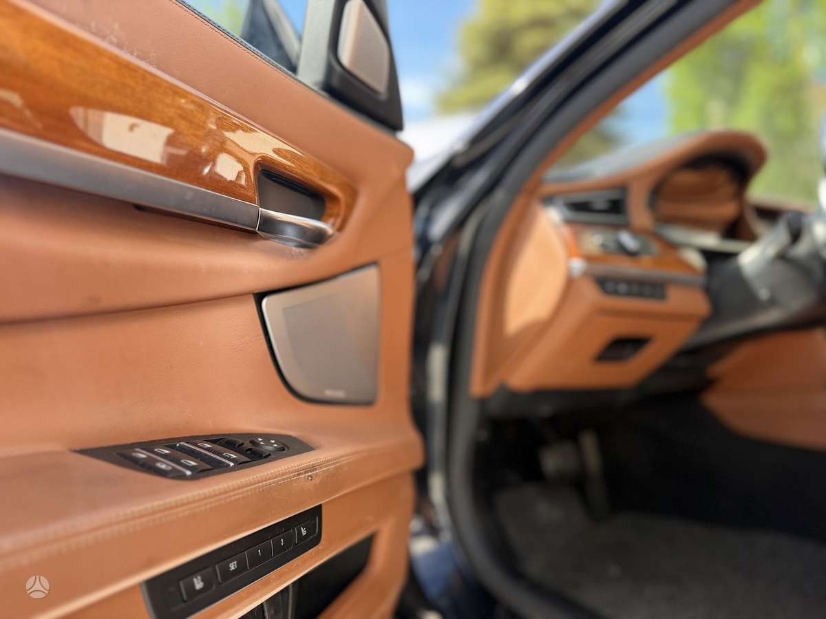 BMW 750, 3.0 l., Седан