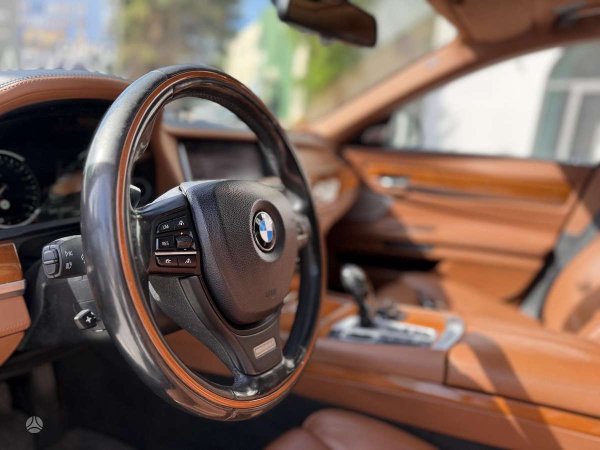BMW 750, 3.0 l., Седан