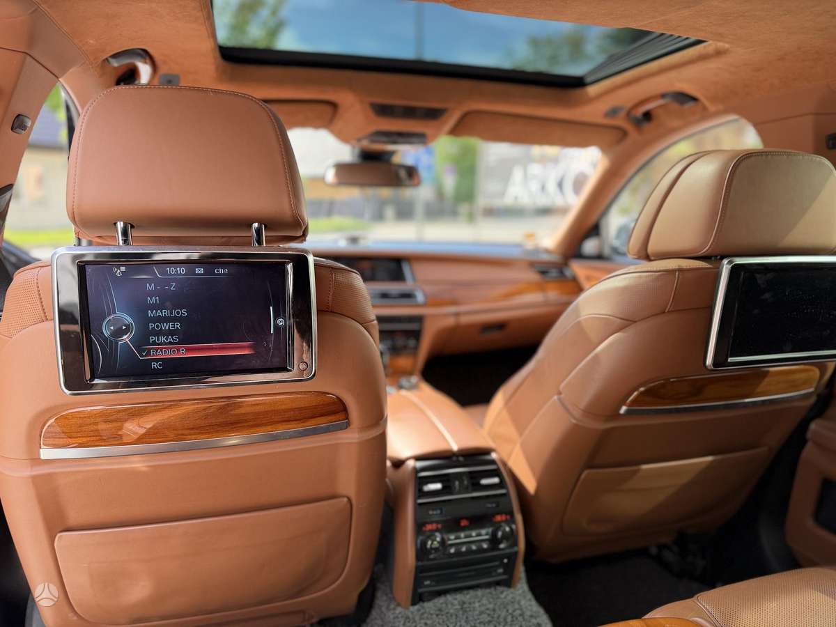 BMW 750, 3.0 l., Седан