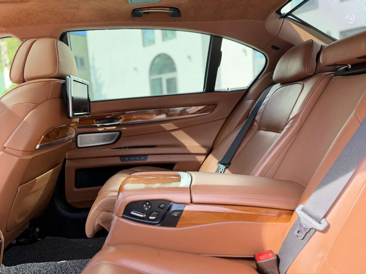 BMW 750, 3.0 l., Седан