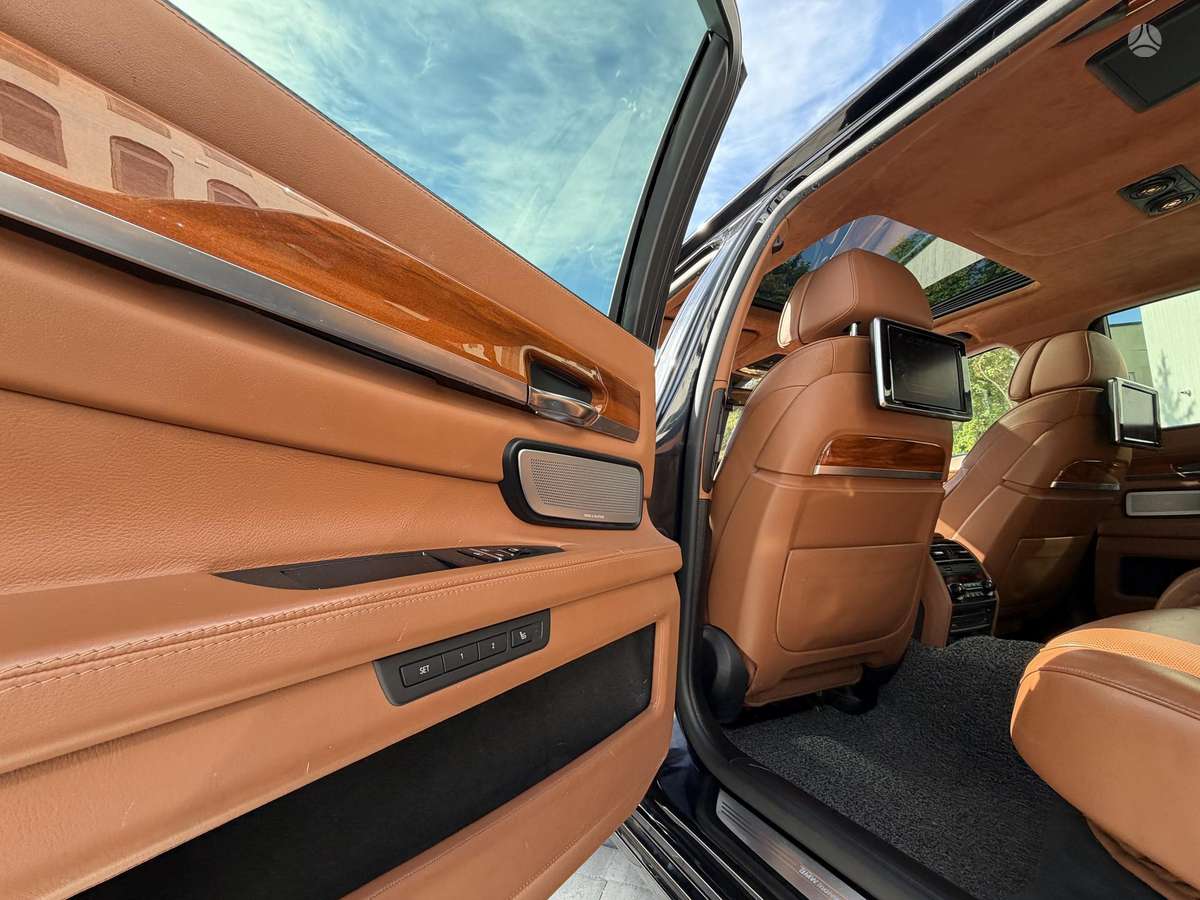 BMW 750, 3.0 l., Седан