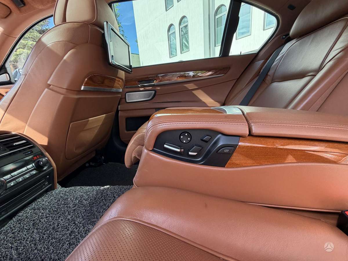 BMW 750, 3.0 l., Седан
