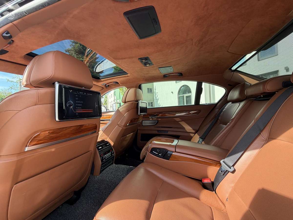BMW 750, 3.0 l., Седан