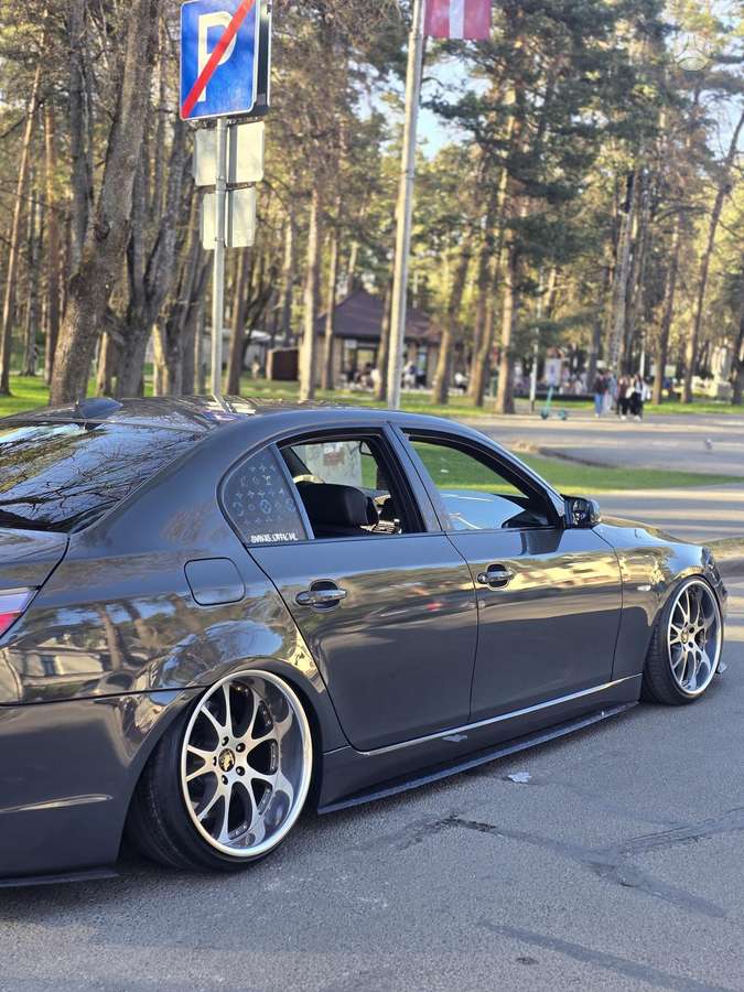 BMW 545, 4.4 l., sedanas
