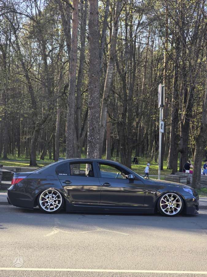 BMW 545, 4.4 l., sedanas