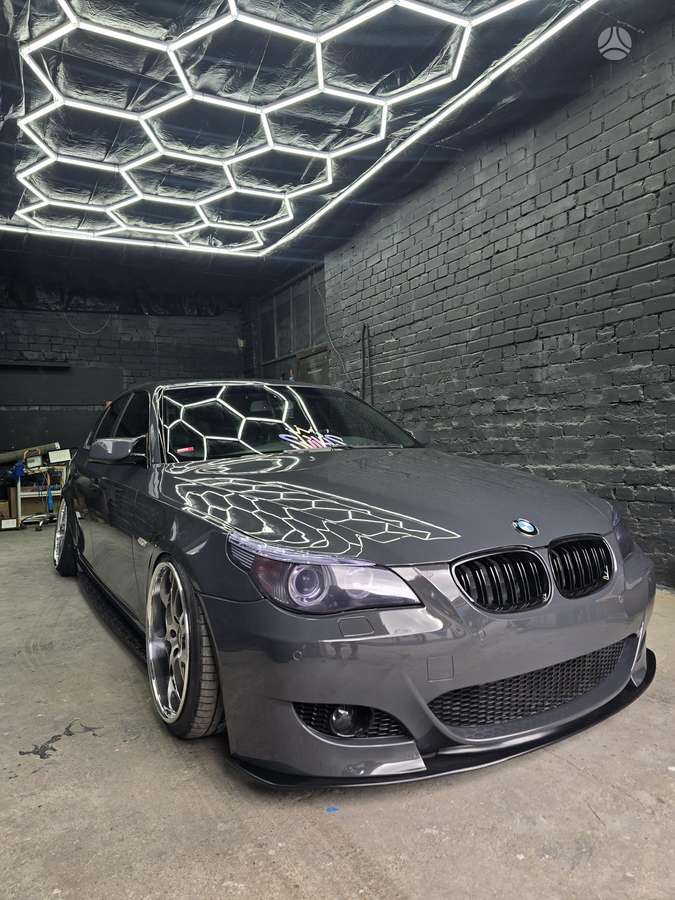 BMW 545, 4.4 l., sedanas